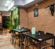 zona-con-mesas-altas-para-platos-de-su-cocina-en-Moralzarzal