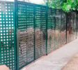 valla-con-decoración-realizada-en-metal-para-separración-de-casas