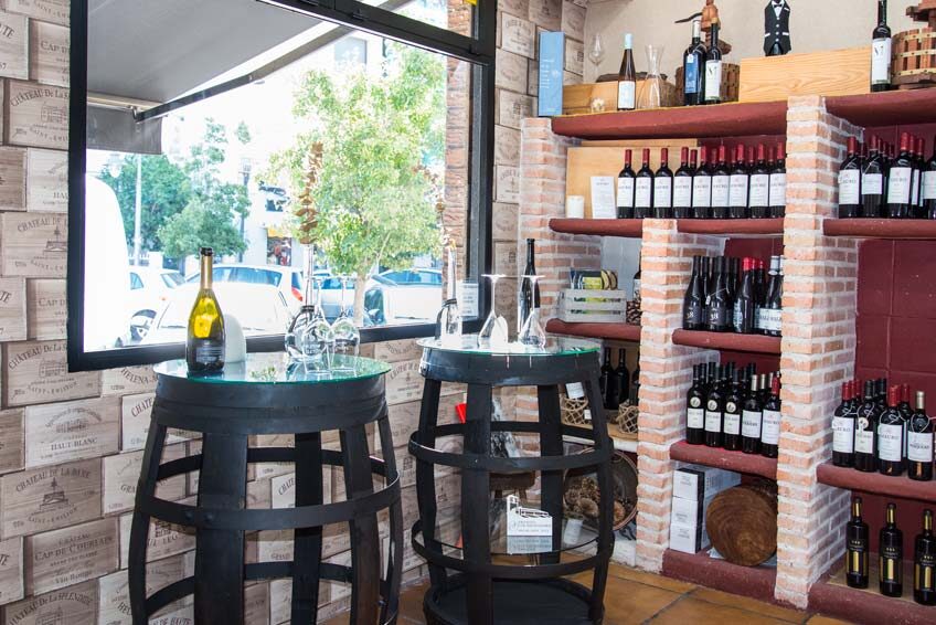 vinos-y-comida-cuidada-en-su-tienda-exquisiteces-gourmet-en-moralzarzal