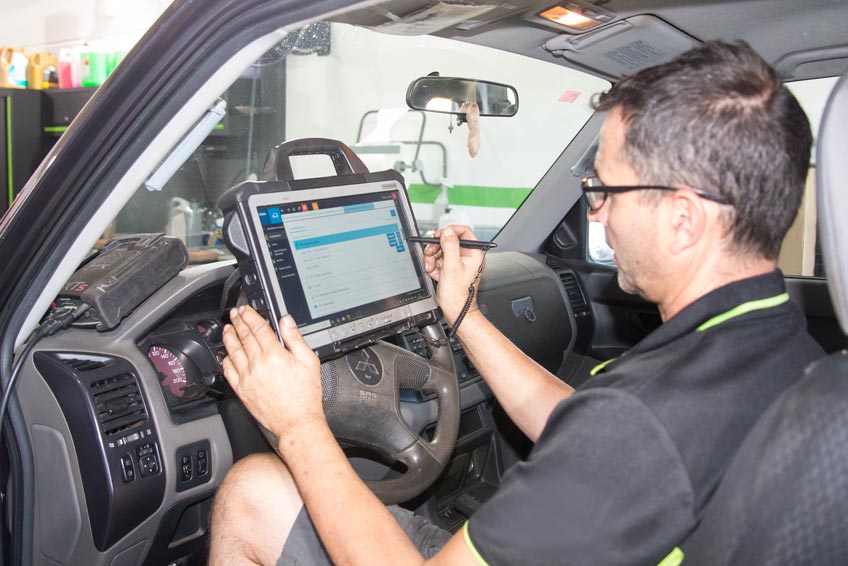revision-mecanica-para-itv-en-taller-de-coches-en-moralzarzal